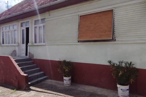 Casa la 15 km de Alba-Iulia 4 camere bucătarie baie anexe 1400 mp teren