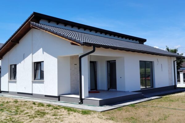 Casa deosebita cartierul Orizont  4 camere 2 bai bucătarie 630 mp teren