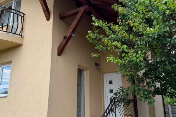 Casa 3 dormitoare living 3 bai bucătarie momilata zona Cetate