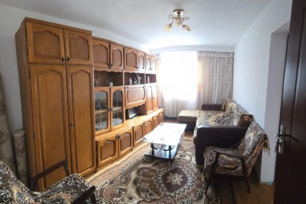 Apartament 3 camere decomandat etaj 3 zona Cetate