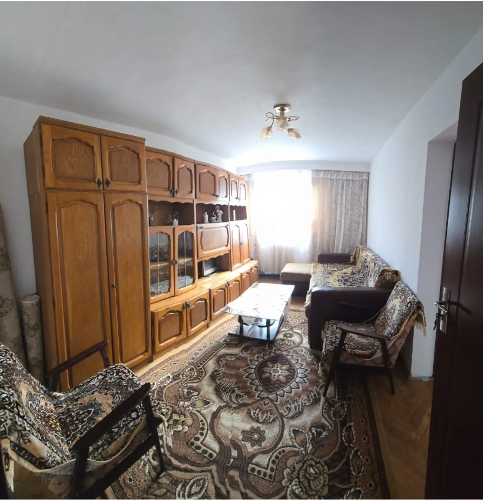 Apartament 3 camere decomandat etaj 3 zona Cetate