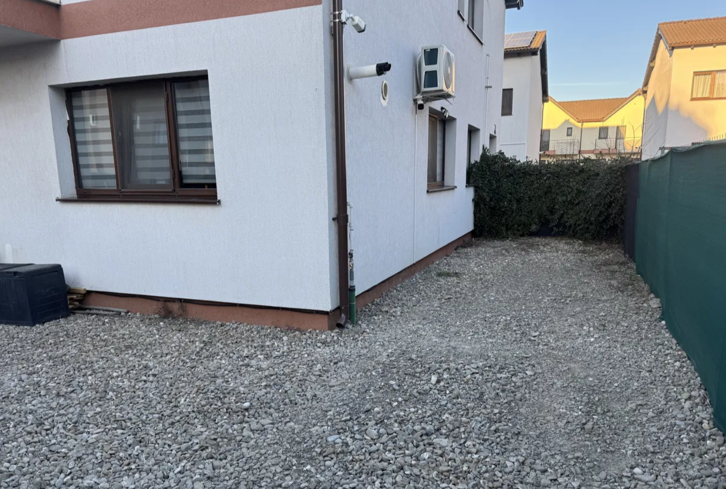 Apartament tip casă cu curte privată 75 mp în Sânpetru | 2 camere | Parcare proprie | Mobilat & utilat complet