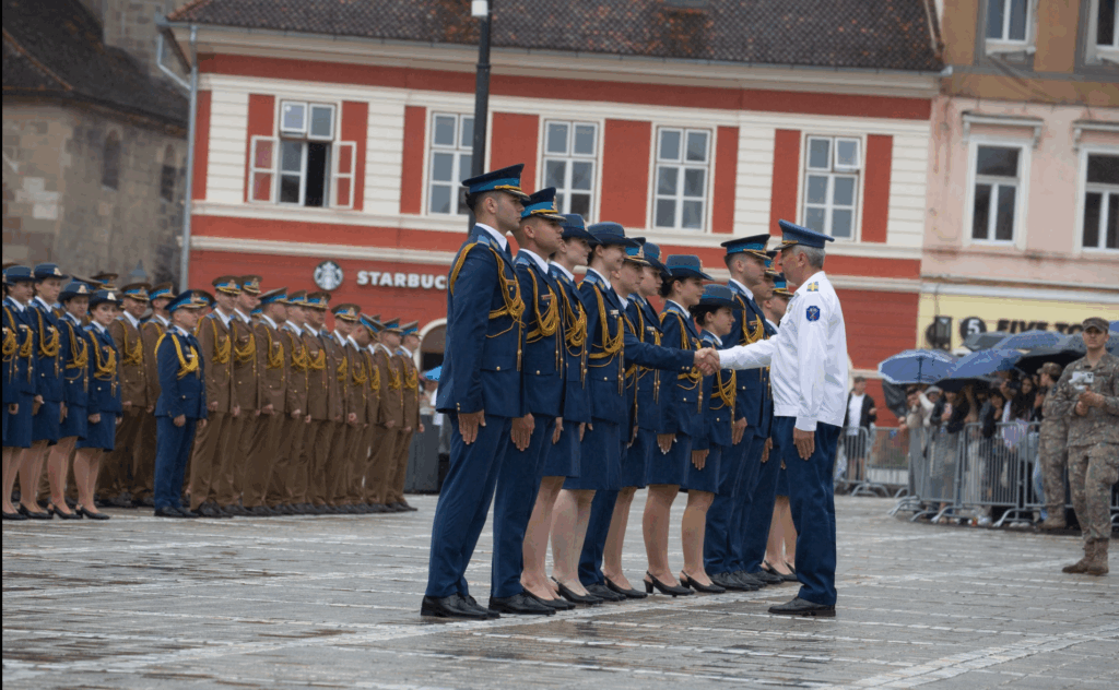 Sub ploaia onoarei: Absolvenții Promoției „Regina Maria – 150” ai Academiei Forțelor Aeriene au fost avansați la gradul de sublocotenent post thumbnail image
