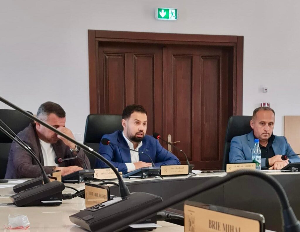 Sprijinul financiar pentru transportul elevilor e o compensație și o soluție temporară, nu rezolvarea problemei