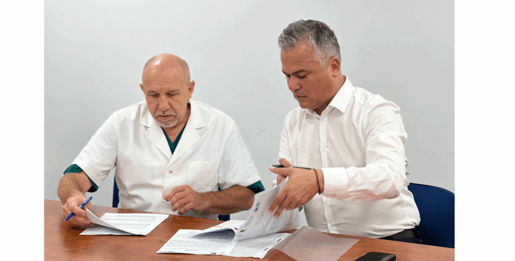 Adrian-Ioan Veștea, a semnat contractul cu managerul Spitalului Clinic Județean de Urgență Brașov, dr. Dan Ovidiu Grigorescu post thumbnail image