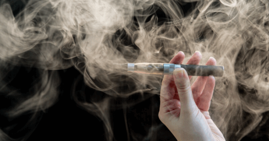 Studiu amplu: Vapatul, mai periculos decât fumatul tradițional pentru tineri