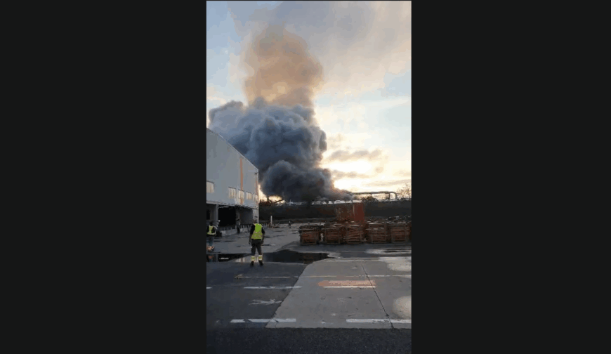 VIDEO: Explozie urmată de incendiu puternic la o fabrică de prelucrare a lemnului din Sebeș. Planul Roșu de Intervenție, activat