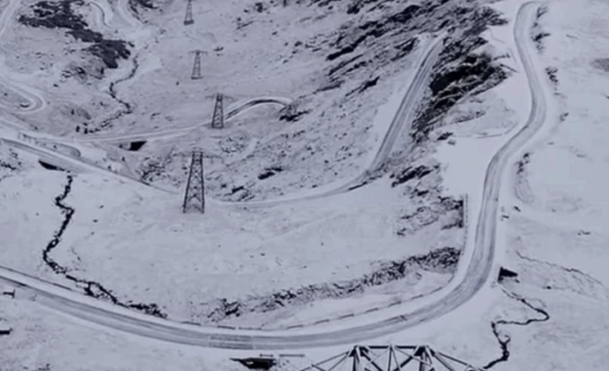 Circulație oprită pe Transfăgărășan din cauza ninsorilor abundente