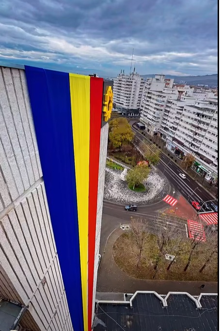 Un steag al României de peste 30 de metri, arborat pe Hotel Cetate din Alba Iulia post thumbnail image