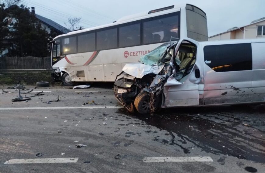 Trafic blocat pe DN 2, în județul Suceava, în urma unui accident în care au fost implicate 2 autoutilitare și un autocar
