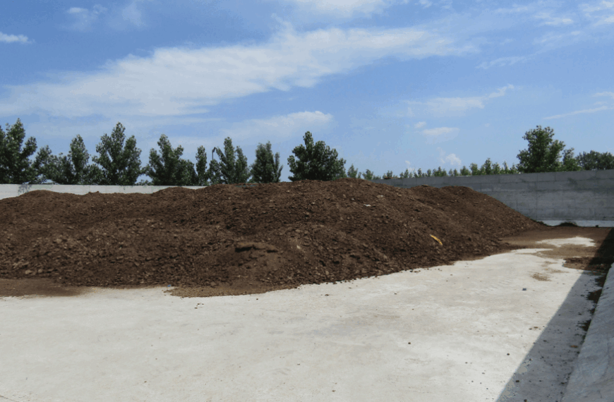 Mirosuri insuportabile la Brașov: la jumătatea lunii noiembrie, locuitorii sunt sufocați de dejecțiile împrăștiate pe câmp.