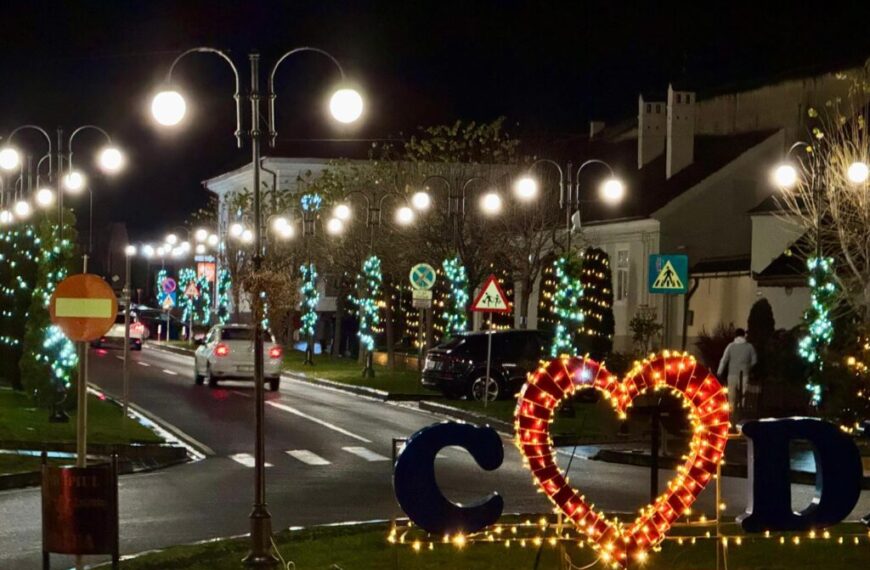 Municipiul Codlea a intrat în spiritul Crăciunului: A fost aprins iluminatul festiv de sărbători