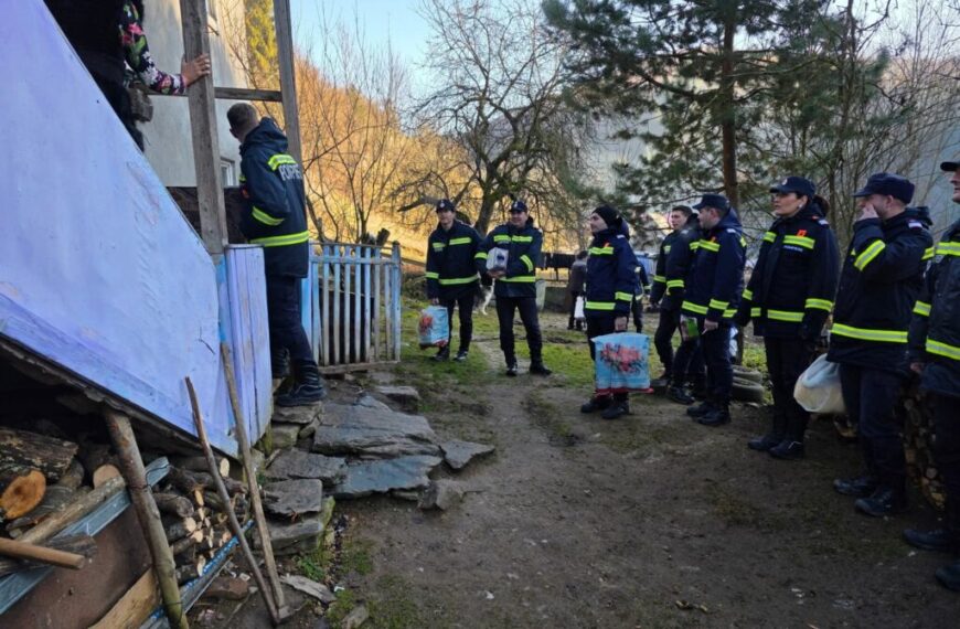 „De Crăciun, dăruiește un zâmbet”. Pompierii albaiulieni, în misiune specială: au împărțit daruri de Crăciun, pentru copii și persoanelor vârstnice