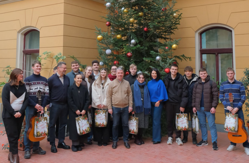 La Primăria Brașov a fost deschis oficial sezonul colindelor, în prezența primarului George Scripcaru