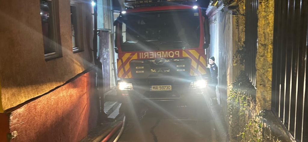 Incendiu într-un imobil din Brașov: o femeie transportată la spital, mai mulți locatari evacuați post thumbnail image