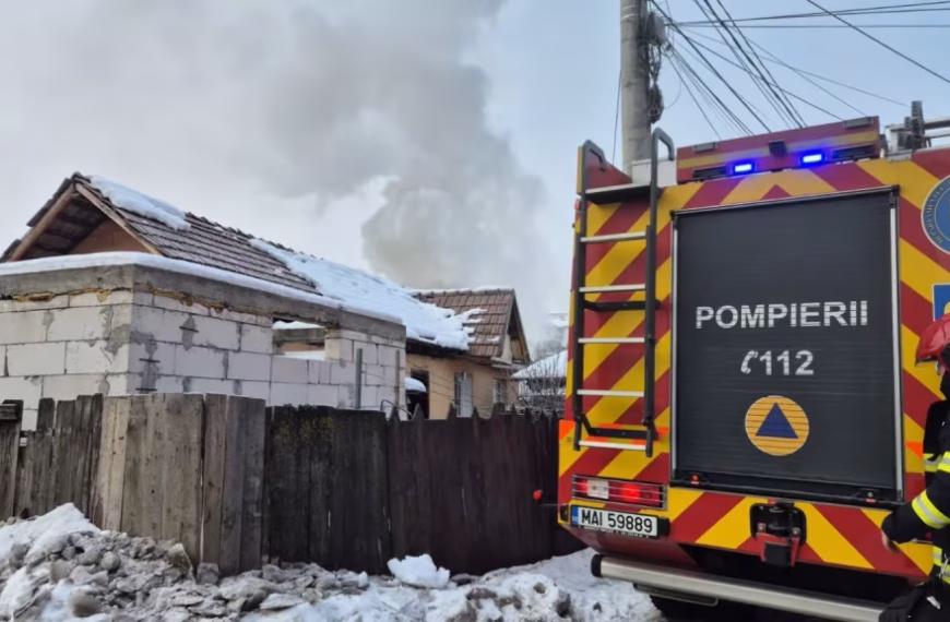 Anexă gospodărească cuprinsă de flăcări în Alba Iulia