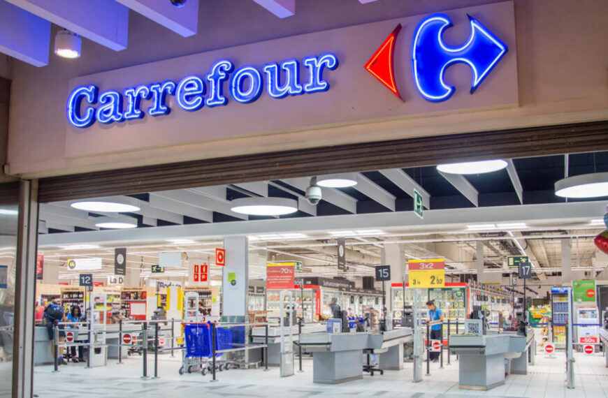 Frații Dedeman au cumpărat Carrefour România