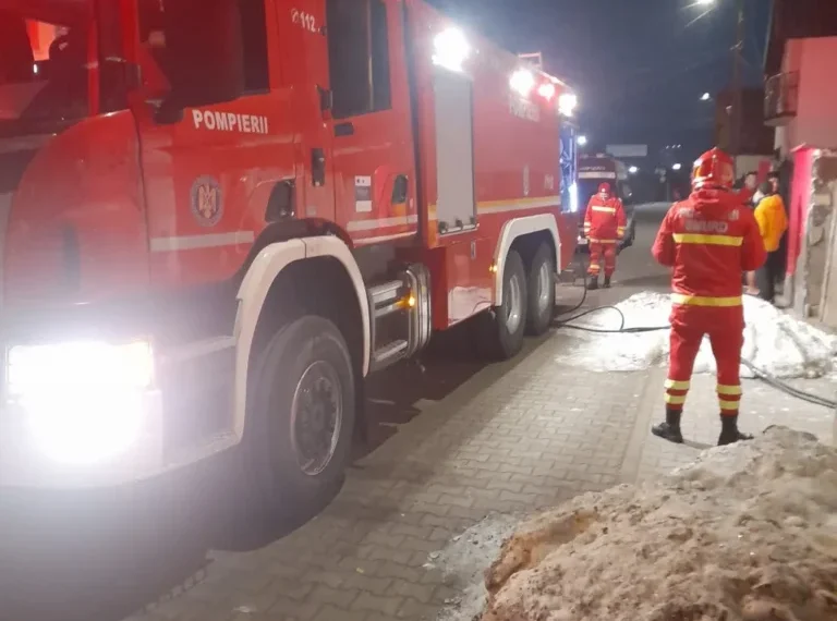 Incendiu la acoperișul a două case, între Fărău și Alecuș. Intervin pompierii cu mai multe autospeciale