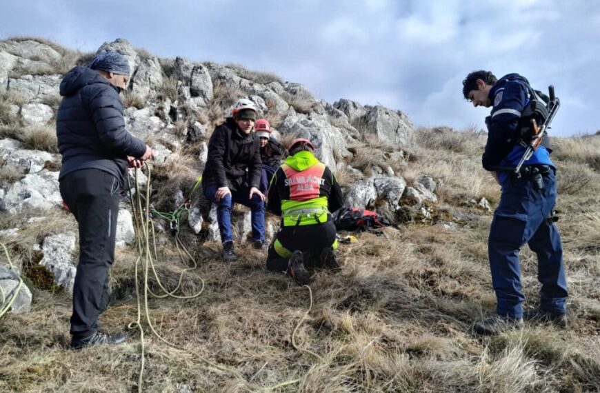 Intervenție Salvamont în zona Rimetea, pentru salvarea a doi turiști din Ungaria, care au fugit din calea unui urs