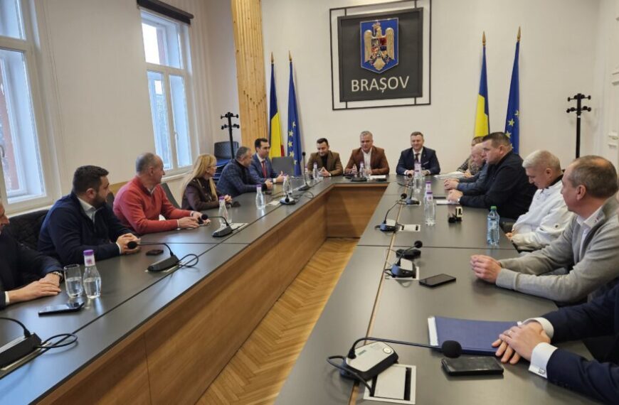 Modernizări ale iluminatului public şi dezvoltării sistemelor de alimentare cu apă, canalizare și epurare a apelor uzate.