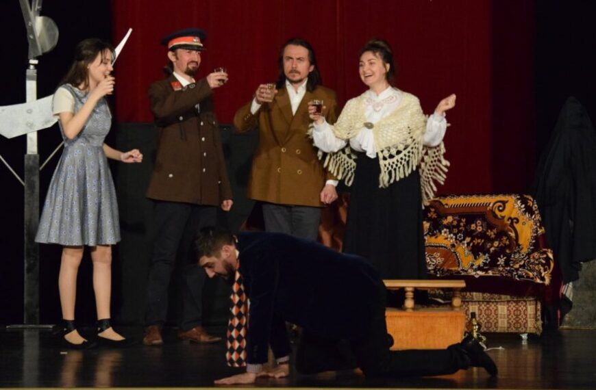 Joi, ora 19:00 Spectacolul de teatru „Comedie Neagră”, pe scena Casei de Cultură a Studenților Alba Iulia