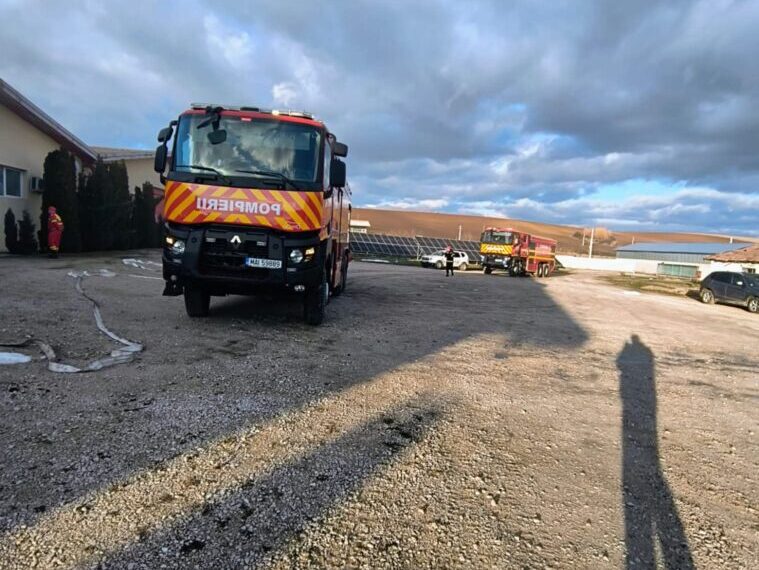 Incendiu la o hală de depozitare a lemnului din Cricău. Pompierii au intervenit cu 3 autospeciale
