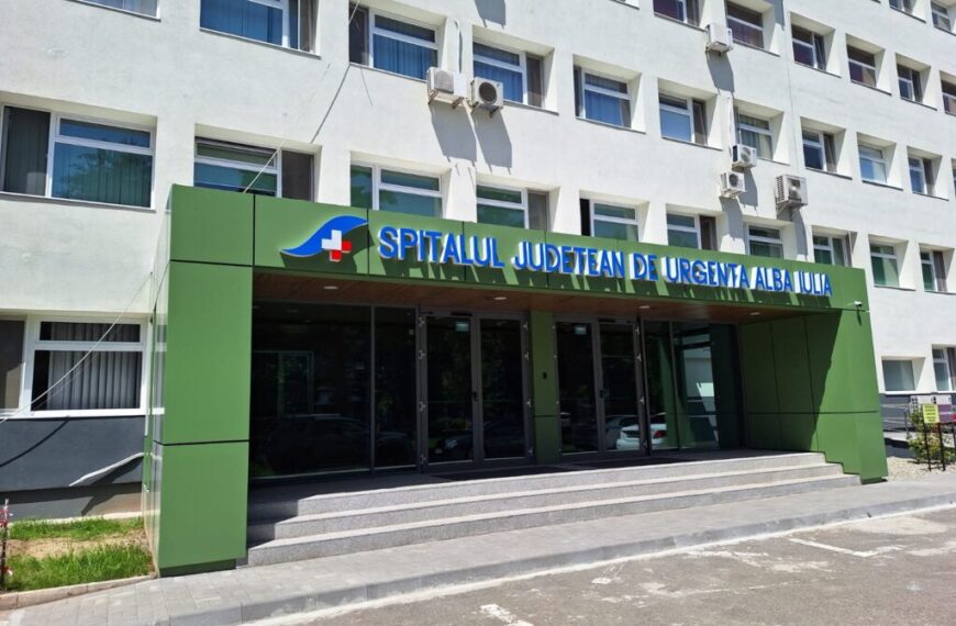 Un copil de 9 ani din Alba Iulia a fost rănit, după ce a căzut de la etajul doi al blocului în care locuieşte