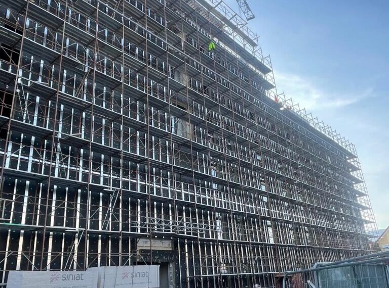 A fost semnat contractul de finanțare pentru continuarea lucrărilor la noul corp de spital, prin Programul Sănătate. Spitalul județean va avea secții de oncologie medicală, radioterapie, hematologie și un heliport