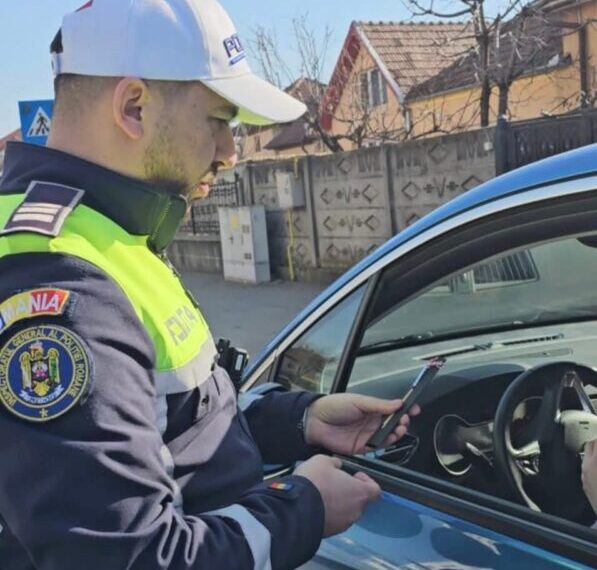 Polițiștii din Alba au oferit flori și mărțișoare doamnelor și domnișoarelor în prima zi de primăvară