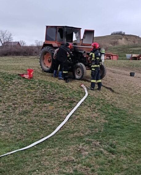 Tractor cuprins de flăcări într-o localitate din Alba