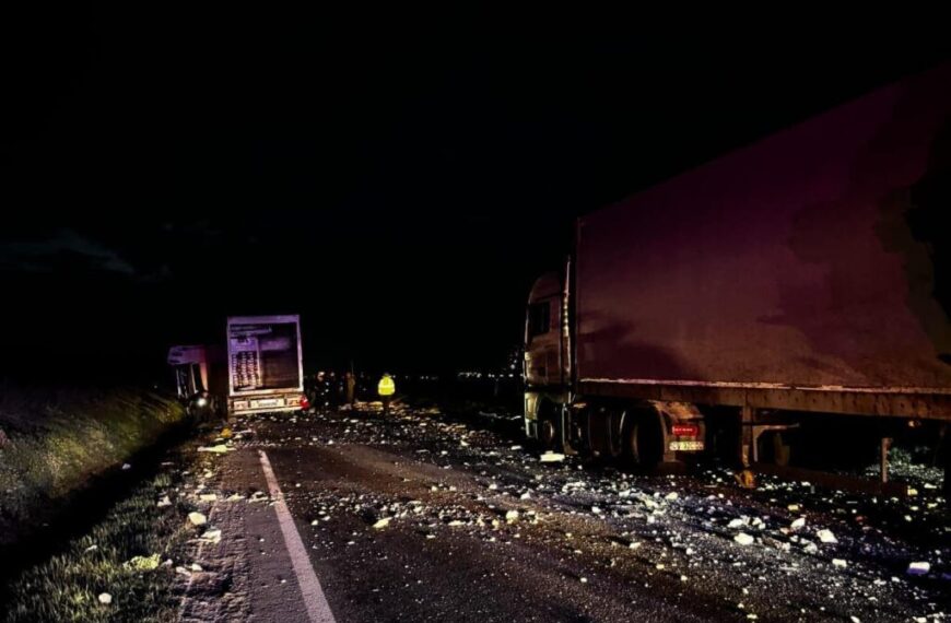Accident între două TIR-uri pe DN 1, zona localității Sântimbru. Traficul rutier este blocat