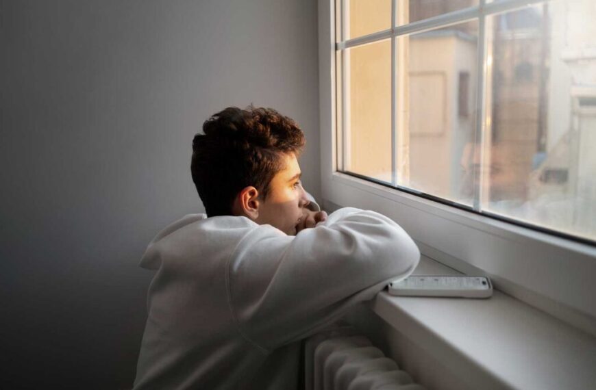 Atașamentul evitant la bărbați, cum se manifestă și cum afectează relațiile