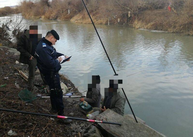 Acțiune a polițiștilor pentru combaterea braconajului piscicol. Polițiștii au dat amenzi de peste 18.000 lei