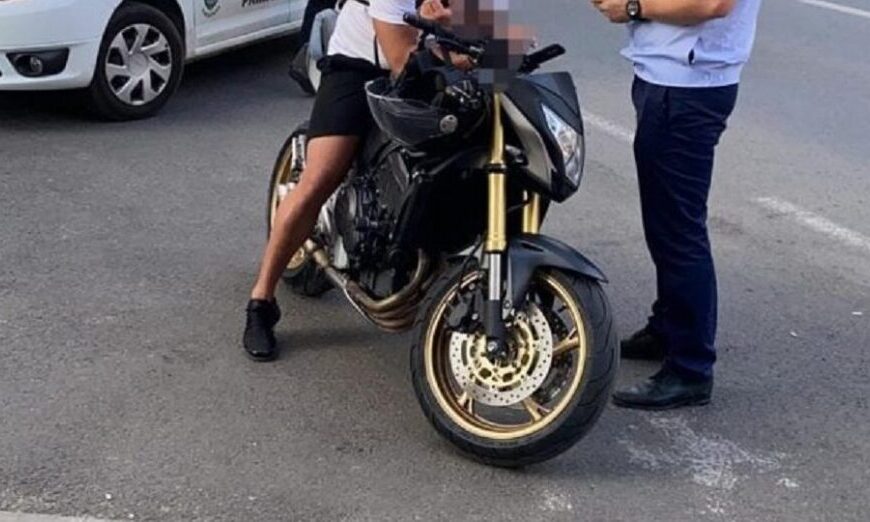 A condus o motocicletă, fără permis de conducere. Dosar penal pentru un tânăr din Ciugud