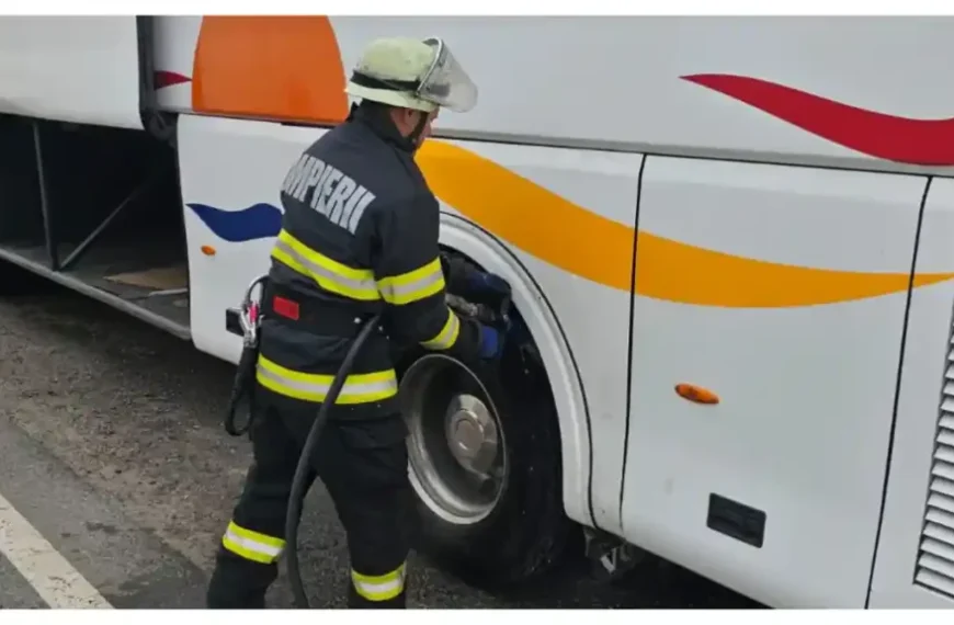 Incendiu la un autocar la Unirea: 50 de persoane s-au autoevacuat