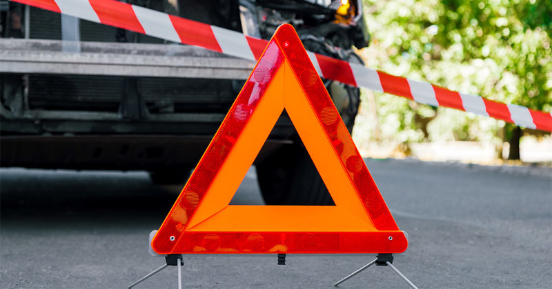 O mașină a intrat într-un stâlp la Sebeș