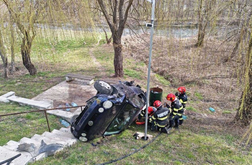 Accident pe DN 67C: Două mașini s-au lovit, după care au ieșit în afara părții carosabile. Au intervenit pompierii