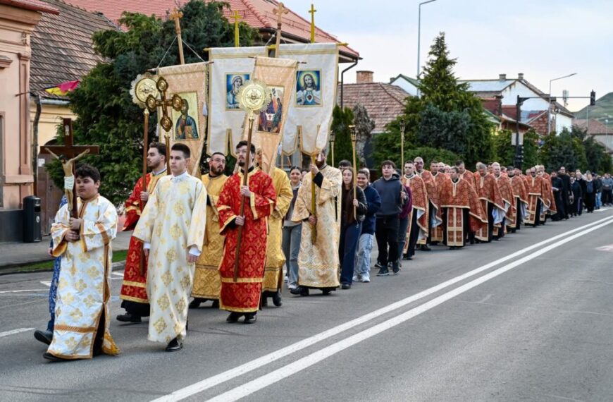 Credincioșii din Blaj, uniți în rugăciune pe Calea Crucii, în Săptămâna Mare