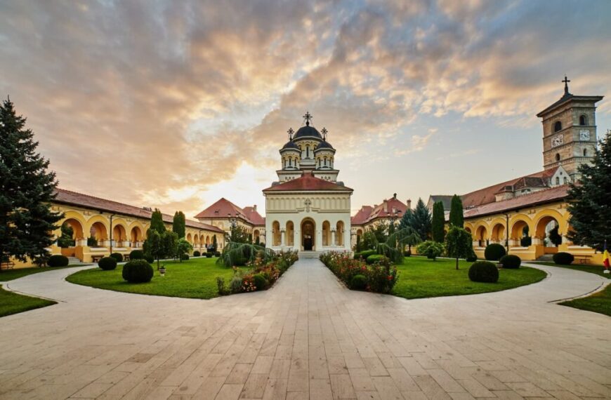 Pâinea binecuvântată („paștile”) și Sfânta Lumină vor fi distribuite la Catedrala Arhiepiscopală din Alba Iulia