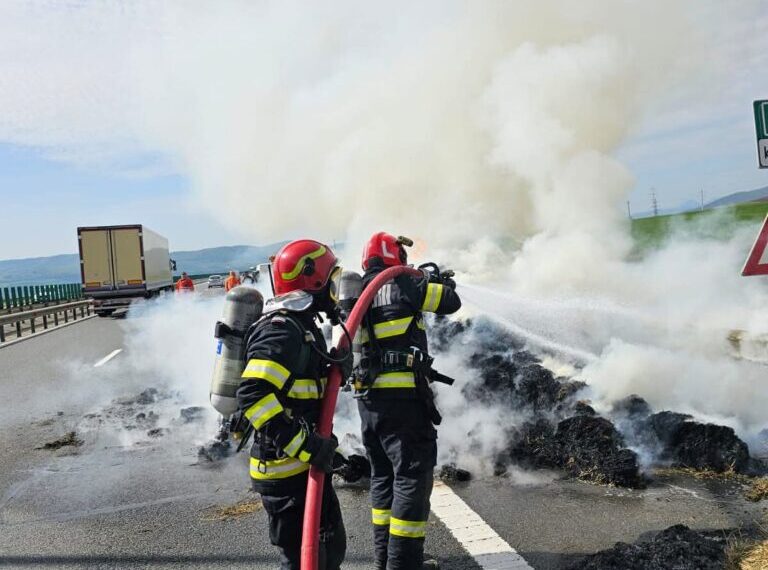 Autocamion încărcat cu baloți, cuprins de flăcări pe Autostrada A10