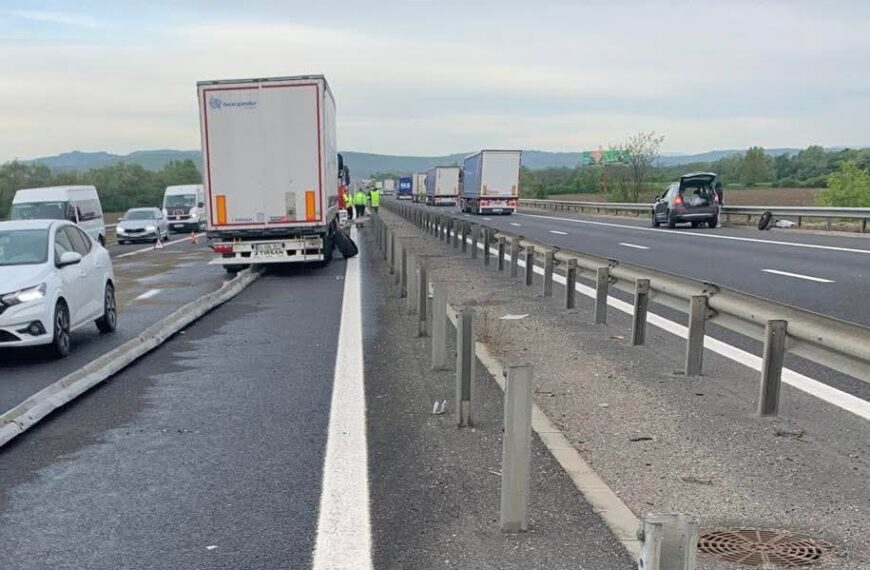 Trafic dirijat pe Autostrada A1. Un autotren a lovit parapetul metalic