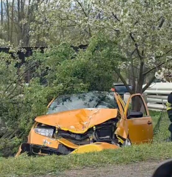 Accident la Limba: O mașină a intrat într-un stâlp și o țeavă de gaz