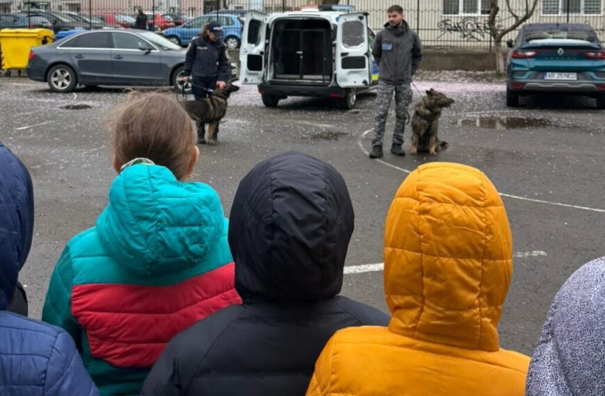 Acțiune preventivă a polițiștilor la Școala Gimnazială ,,Ion Agârbiceanu” din Alba Iulia. Au fost prezente și cățelușele polițiște, Sara și Tina