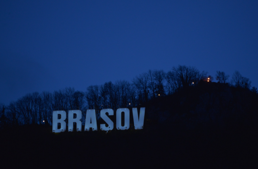 Primăria Brașov se alătură celorlalte municipalități din țară și din lume și iluminează în albastru sediul primăriei și literele de pe Tâmpa, pentru Ziua Internațională de Conștientizare a Autismului