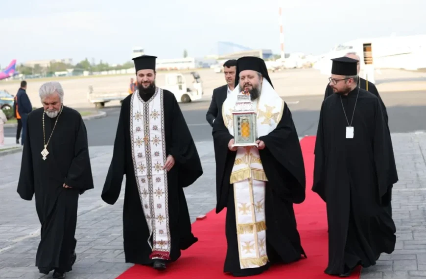 Lumina Sfântă de la Ierusalim a ajuns în România. Va ajunge în toate bisericile din țară