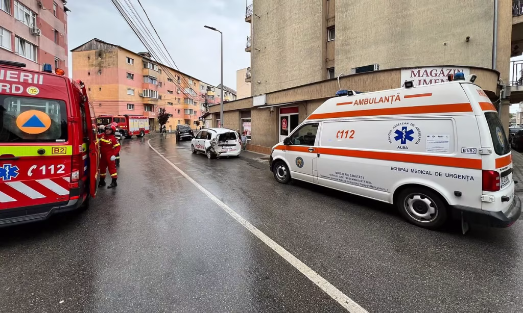 Ambulanță implicată într-un accident rutier în Alba post thumbnail image