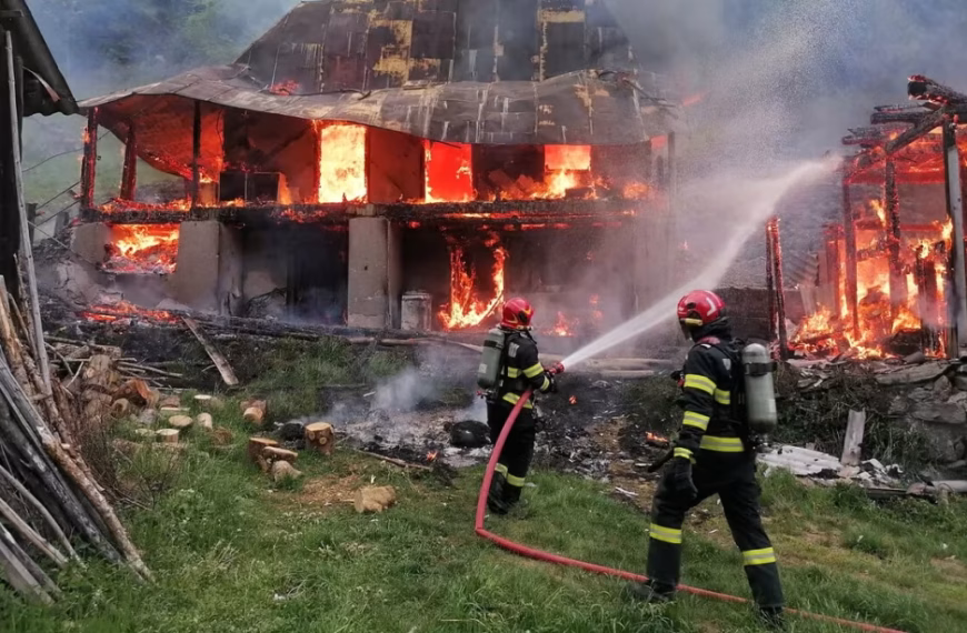 Casă cuprinsă de flăcări în Vadu Moților. O femeie a suferit arsuri
