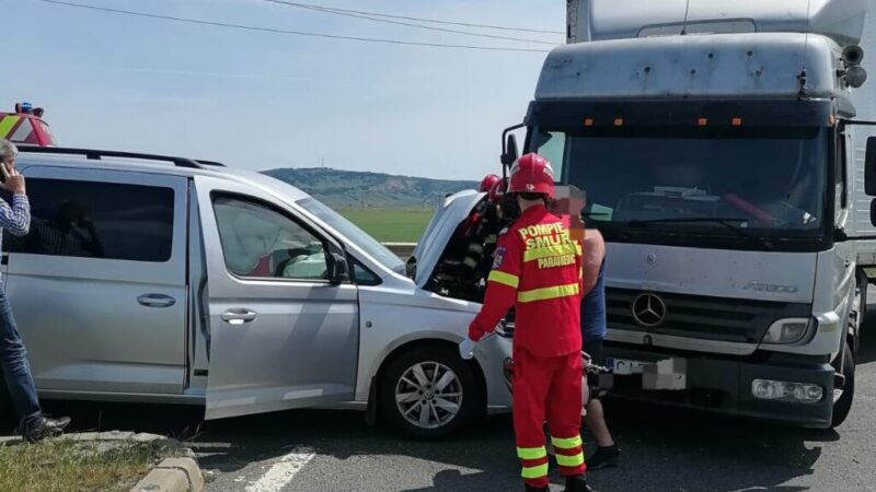 Coliziune între un autoturism și un autotren, la ieșire din Sebeș spre Vințu de Jos
