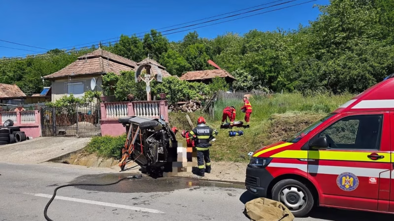 Mașină răsturnată în Livezile. O femeie a decedat. A intervenit elicopterul SMURD