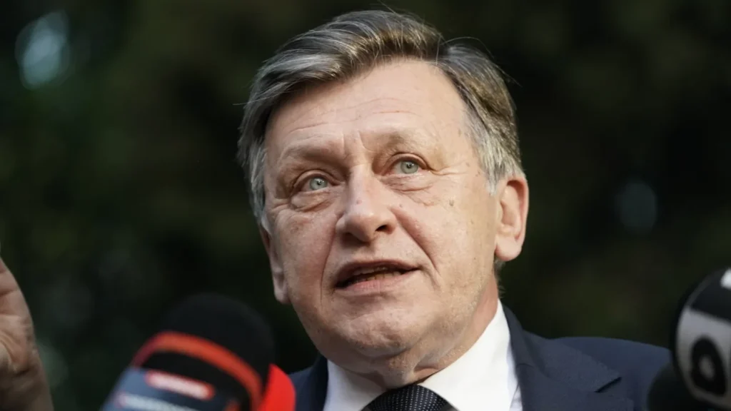 PNL sub atac: Crin Antonescu critică dur conducerile post thumbnail image
